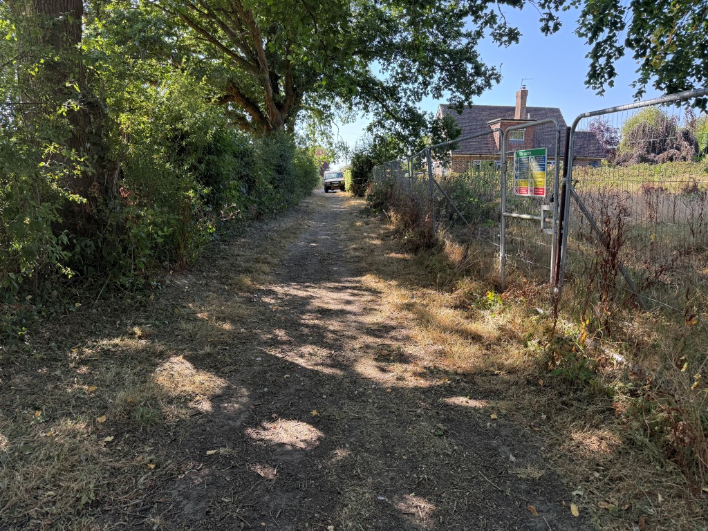 Lot: 17 - BUILDING PLOT IN SOUGHT AFTER EAST SUSSEX VILLAGE - Gated access from Buttsfield Land
